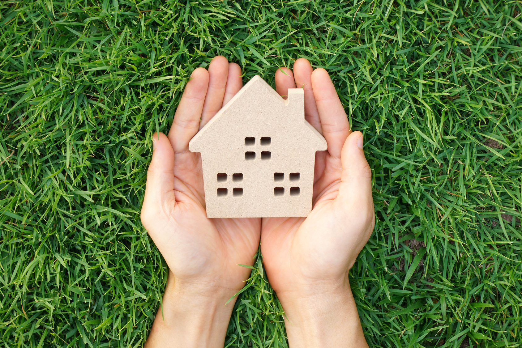 Wooden house on green grass / Eco house Foto: weerapat1003/fotolia.com