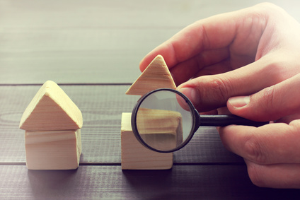 advertising construction objects/ realtor shows parts of the house in magnifying glass Foto: zoomingfoto171/fotolia.com
